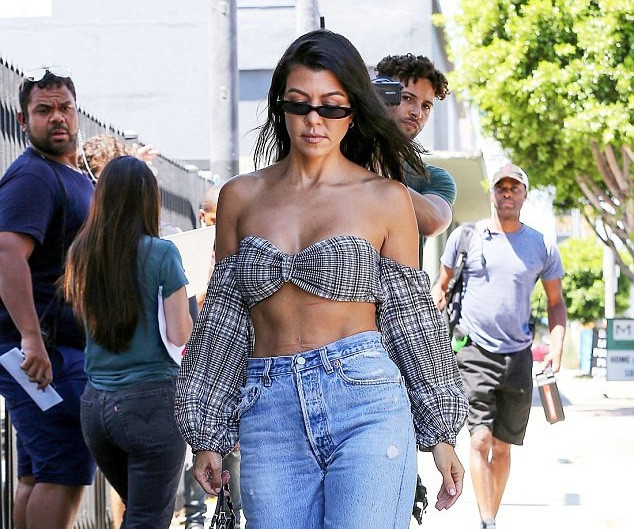 Kourtney Kardashian cuốn hút với áo bé xíu dạo phố